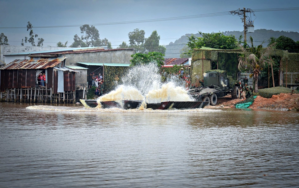 Sau khi trượt từ xe đặc chủng xuống nước, các khoang của đốt cầu PMP được giải phóng năng lượng, tự động mở ra. Ở tư thế mở, đốt cầu có chiều dài gần 6 mét, rộng hơn 7,1 mét.